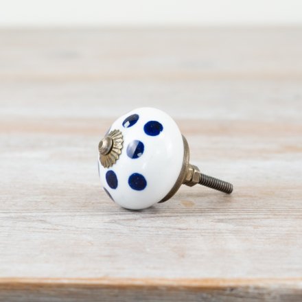 Enhance your space with these vintage-style bronze ceramic knobs.