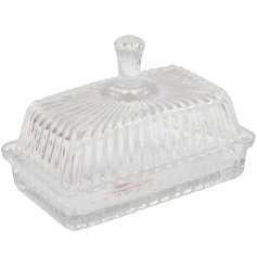 Stylish glass butter dish featuring a sleek lid for easy storage and display.