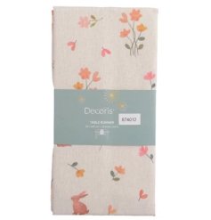 Add a touch of elegance to your dining table with this polyester-cotton table runner