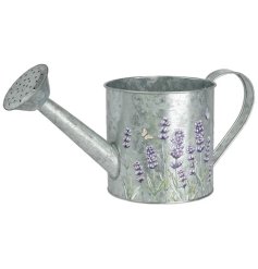 Sprinkle water using this charming zinc watering can, adorned with lavender touches and delicate butterflies.