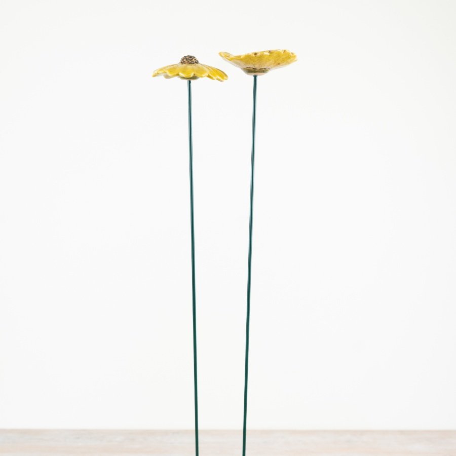 Bring natural charm with this set of 2 assorted daisy flowers for a fresh, floral touch.