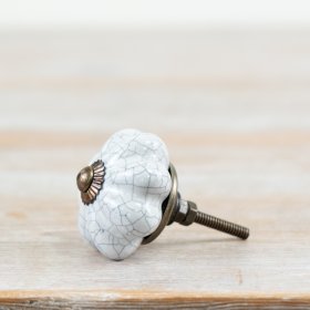 Upgrade your furniture with this sleek 4x4x7 cm white ceramic knob for a stylish touch.