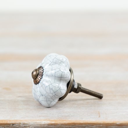 Enhance your furniture with this elegant 4x4x7 cm white ceramic knob