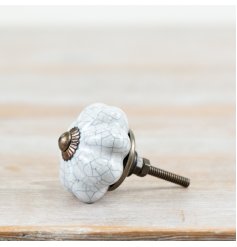 Enhance your furniture with this elegant 4x4x7 cm white ceramic knob
