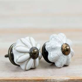 Upgrade your furniture with this sleek 4x4x7 cm white ceramic knob for a stylish touch.