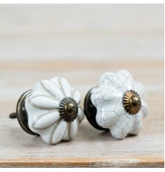 Enhance your furniture with this elegant 4x4x7 cm white ceramic knob