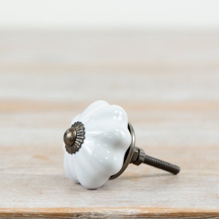 Chic and modern door knob for a sleek, elegant touch.