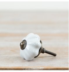 Chic and modern door knob for a sleek, elegant touch.