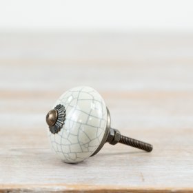 Enhance your furniture with this stylish 4x4x7 cm ceramic knob.