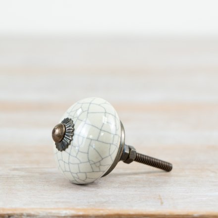 Enhance your furniture’s style with this stylish 4x4x7 cm ceramic knob.