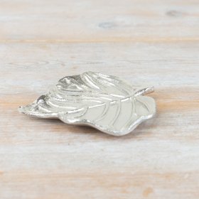 A chic silver leaf shaped trinket dish. Made from aluminium with a textured, shiny surface.