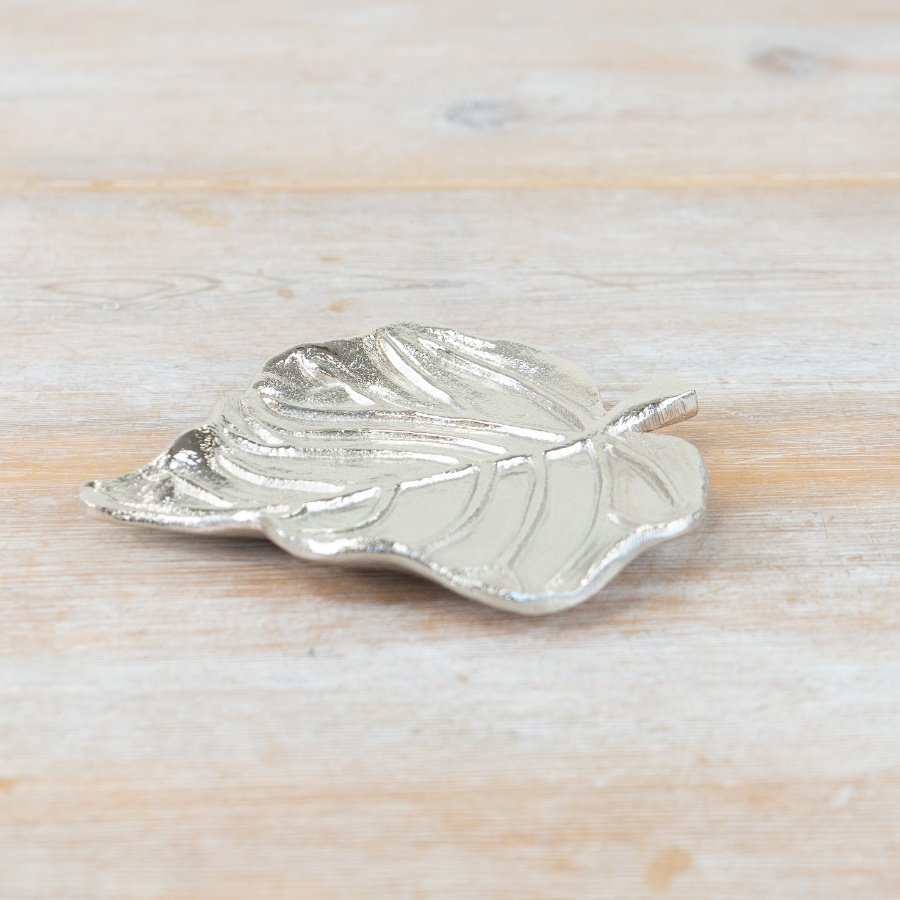A chic silver leaf shaped trinket dish. Made from aluminium with a textured, shiny surface.