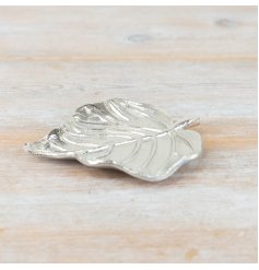 This silver leaf trinket dish / ornament makes for a stylish and timeless interior accessory and gift item. 