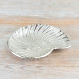 A stylish shell shaped trinket dish in silver. 