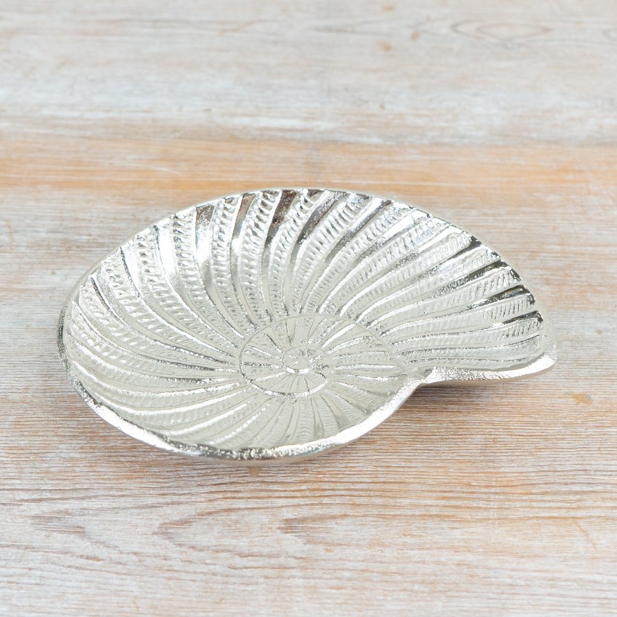A stylish shell shaped aluminium dish. Beautifully detailed and perfect for storing trinkets. 