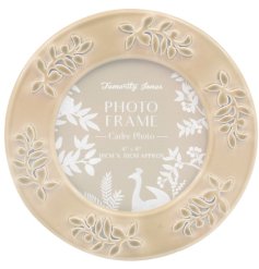 Display your cherished moments in this stylish and elegant photo frame.