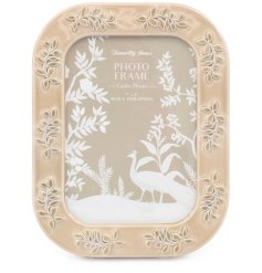 Showcase your memories naturally with this 5x7 resin photo frame featuring a green leaf design.
