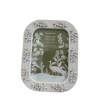 Add a touch of nature to your memories with this elegant 