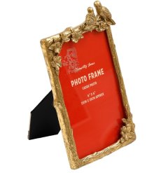 Showcase memories beautifully with this elegant 4x6 Gold Lovebirds Picture Frame.