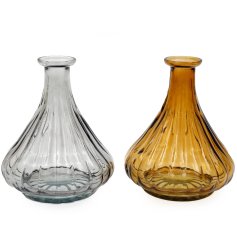 A lovely mix of 2 ribbed posy vases in a rich gold and silver colour tone.