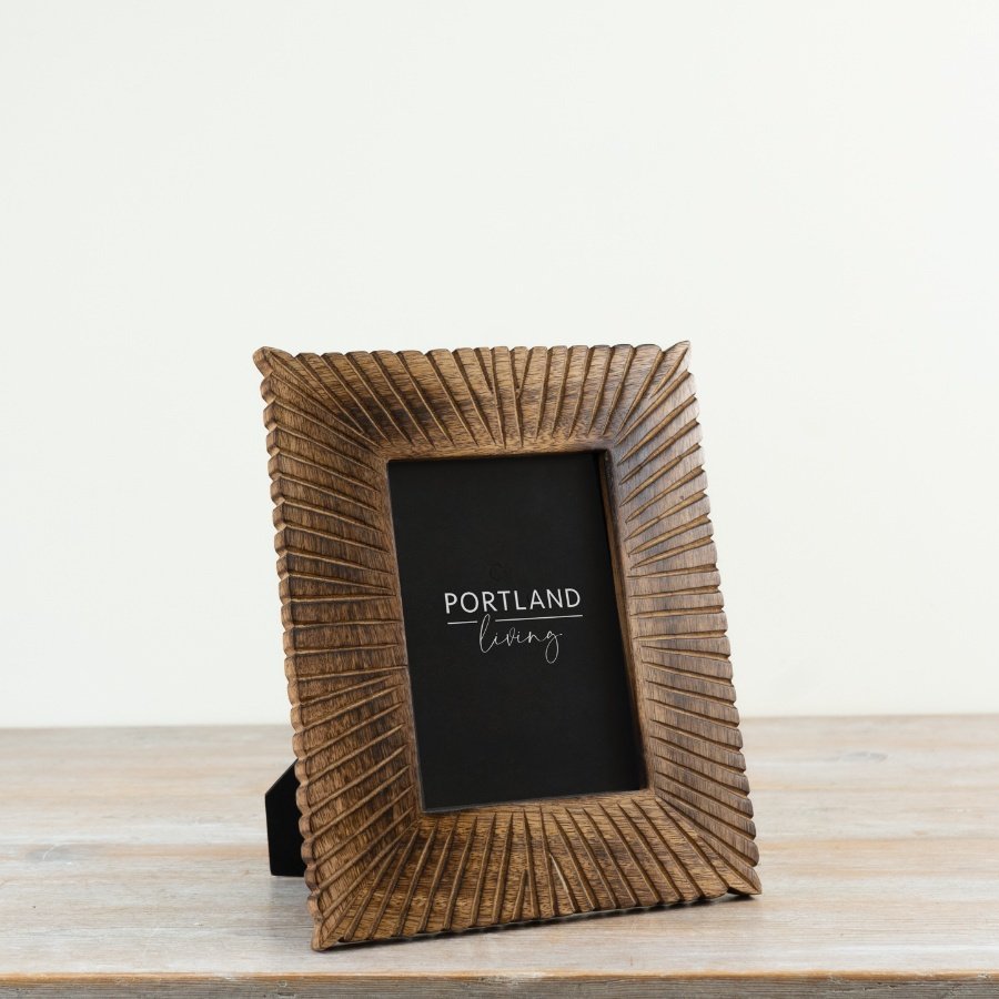 Chic 5x7 wooden photo frame featuring a smooth finish and transparent glass front.