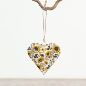 Hang this glossy heart decoration to bring a charming touch to your home’s decor.