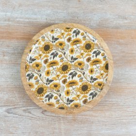 Delightful plate featuring a bright sunflower design.