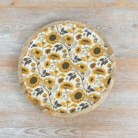 Add charm to your spring table with this lovely natural wood plate.