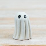Add subtle seasonal charm to autumn and Halloween collections with this minimalist ceramic ghost ornament.