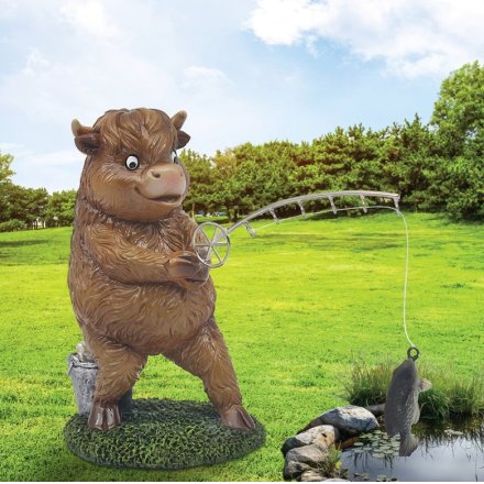 Bring rustic charm to your home or garden with this charming Highland Cow fishing decoration.