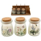 Bring a cosy glow to any space with this charming spring candle in a stylish jar. 