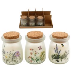Bring a cosy glow to any space with this charming spring candle in a stylish jar. 