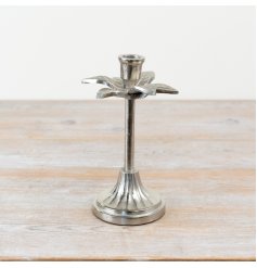 Elegant candlestick featuring a beautiful leaf motif for a stylish, nature-inspired touch.