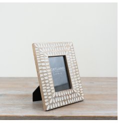 Display your treasured moments beautifully with this stylish Finger Print Photo Frame.