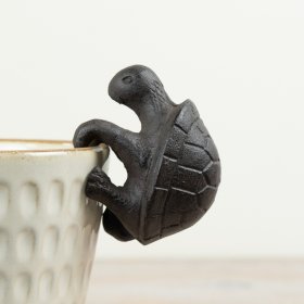 Bring charm to your garden with this whimsical turtle-shaped pot hanger.
