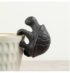 Bring charm to your garden with this delightful Turtle Pot Hanger for a whimsical vibe.