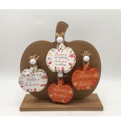 Bring warm autumn vibes to your home with this 9x9cm natural wood pumpkin hanging decor.