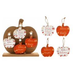 Bring warm autumn vibes to your home with this 9x9cm natural wood pumpkin hanging decor.