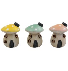 Bring woodland charm to your space with this cute 4x5.5cm toadstool house decoration.