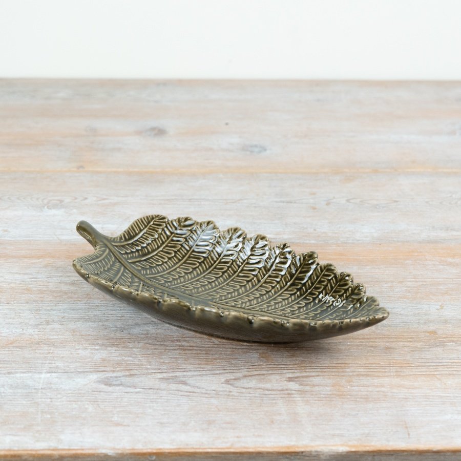 Chic leaf-shaped dish, perfect for holding trinkets and small treasures.