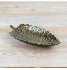 Bring nature indoors with this stylish and fresh leaf dish, perfect for any space.