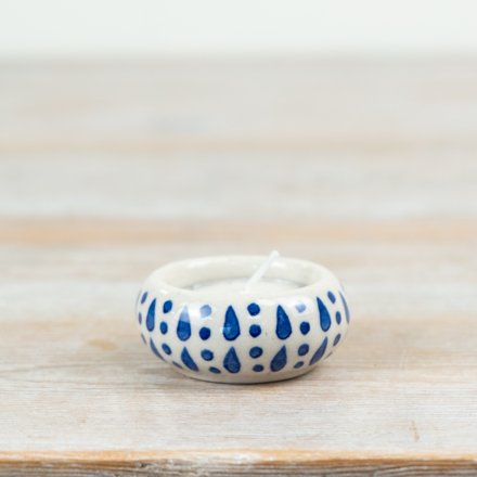 Create a cozy ambiance with this stylish ceramic tealight holder’s warm