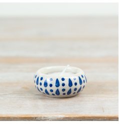 Create a cozy ambiance with this stylish ceramic tealight holder’s warm