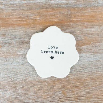 Enhance your table’s style with this sleek and elegant porcelain coaster.