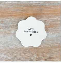 Enhance your table’s style with this sleek and elegant porcelain coaster.