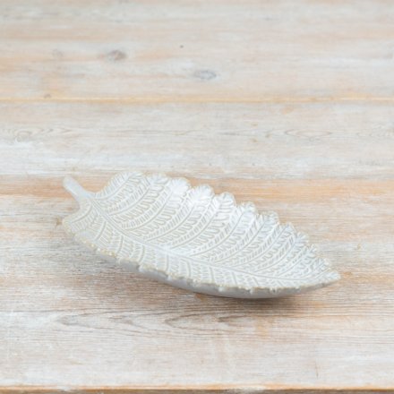 Elegant white porcelain plate shaped like a leaf.