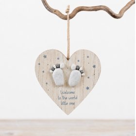 Charming wooden heart with delicate star accents and pebble feet design