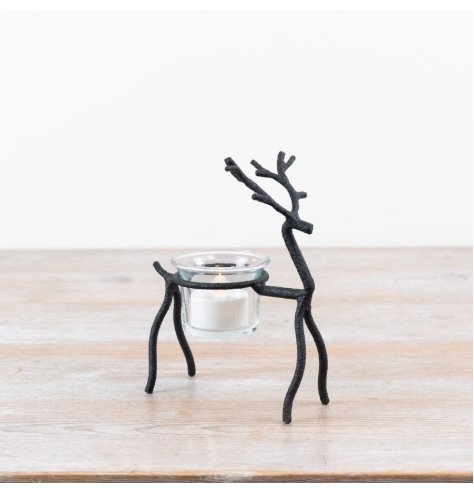 Chic metal candle holder shaped like a reindeer for festive décor.