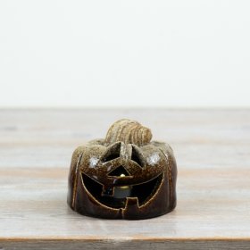 10cm ceramic jack o’lantern with rich brown glaze and traditional carved pumpkin face design.