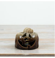 This 10cm ceramic jack o’lantern features a rich brown reactive glaze and classic carved pumpkin face detailing. 